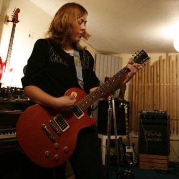 A vocalista da banda Sleater-Kinney prepara seu álbum solo. Foto: Megan Holmes. A vocalista da banda Sleater-Kinney prepara seu álbum solo. Foto: Megan Holmes.