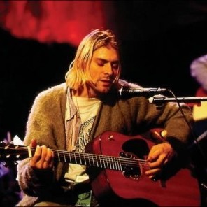 Kurt, na gravação do Acústico Mtv, vestindo seu cardigã que será exibido para os fãs Kurt, na gravação do Acústico Mtv, vestindo seu cardigã que será exibido para os fãs