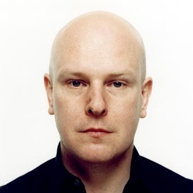 Phil Selway e outros bateristas de renome se reunem para a "batida pela paz" no Sudão Phil Selway e outros bateristas de renome se reunem para a "batida pela paz" no Sudão