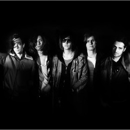 Under Cover of Darkness é o novo single do The Strokes e está disponível até o dia 11/02 Under Cover of Darkness é o novo single do The Strokes e está disponível até o dia 11/02