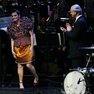 Björk é ovacionada pelo rei sueco Carl XVI Gustaf | Foto: Karin Törnblom Björk é ovacionada pelo rei sueco Carl XVI Gustaf | Foto: Karin Törnblom