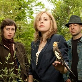 Corin ao lado dos novos membros de sua banda, Sara Lund (bateria) e Seth Lorinczi (baixo). Corin ao lado dos novos membros de sua banda, Sara Lund (bateria) e Seth Lorinczi (baixo).