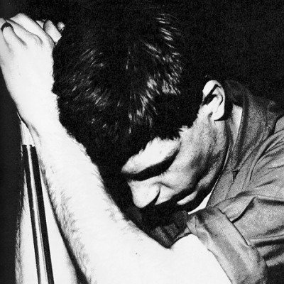 Ian Curtis se enforcou no dia 18 de maio de 1980 e sua voz continua influenciando gerações. Ian Curtis se enforcou no dia 18 de maio de 1980 e sua voz continua influenciando gerações.