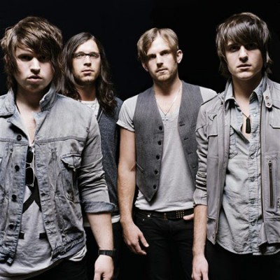 Kings of Leon parou de tocar depois um pombo defecou no baixista, Jared Followill. Kings of Leon parou de tocar depois um pombo defecou no baixista, Jared Followill.