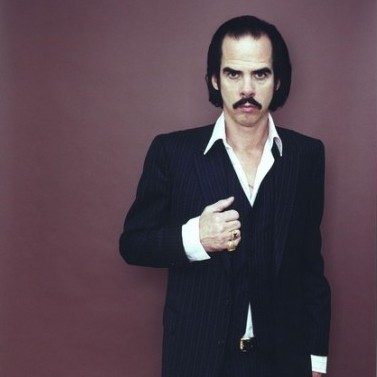 O incansável Nick Cave anuncia vários projetos, os făs agradecem. O incansável Nick Cave anuncia vários projetos, os făs agradecem.