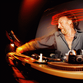 Peter Hook ataca de DJ em sua nova casas da shows, a FAC251 Peter Hook ataca de DJ em sua nova casas da shows, a FAC251