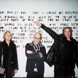 Michael Stipe e sua turma liberam audição da inédita Throw Those Trolls Away Michael Stipe e sua turma liberam audição da inédita Throw Those Trolls Away