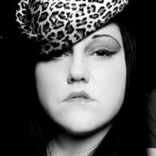 Pela segunda vez, a banda The Gossip deixa os fãs brasileiros na mão. Pela segunda vez, a banda The Gossip deixa os fãs brasileiros na mão.