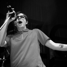 O vocalista Rivers Cuomo dá uma de câmera durante as gravações do clip de Memories O vocalista Rivers Cuomo dá uma de câmera durante as gravações do clip de Memories